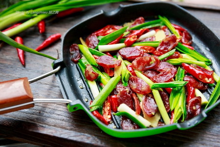 葱,蒜具有杀菌,消炎作用,还能降血脂,降血压,降血糖,同食会起到舒张小