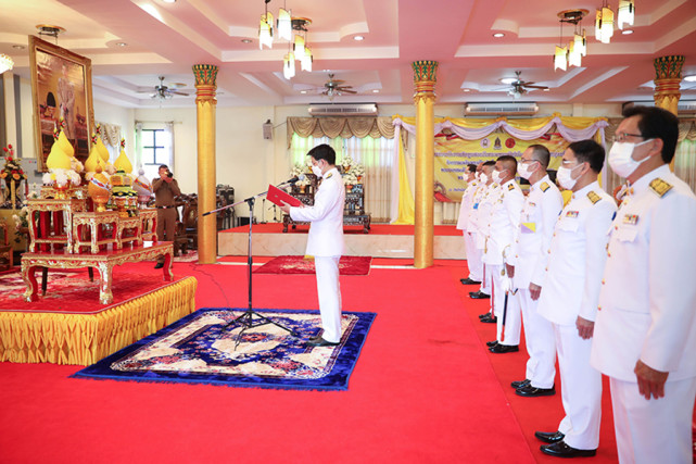 乌隆他尼皇家大学参加皇家祭祀仪式在国王陛下的画像前行礼 欧美嘉博士留学
