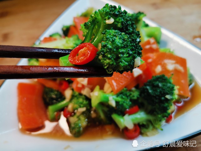 涼拌西蘭花的簡單做法翠綠不發黑配點胡蘿蔔看著有食慾