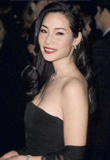 53岁刘玉玲身材太好,穿露肩银色长裙气场强大,网友:太美了