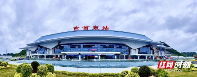 设计时速350千米/小时,设张家界西,芙蓉镇,古丈西,吉首东,凤凰,麻阳西