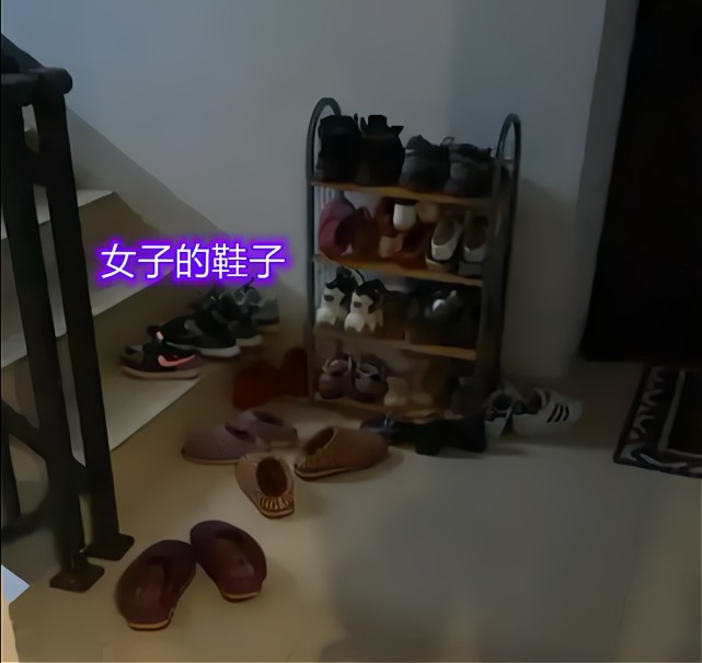 楼道间堆放鞋子和袜子图片