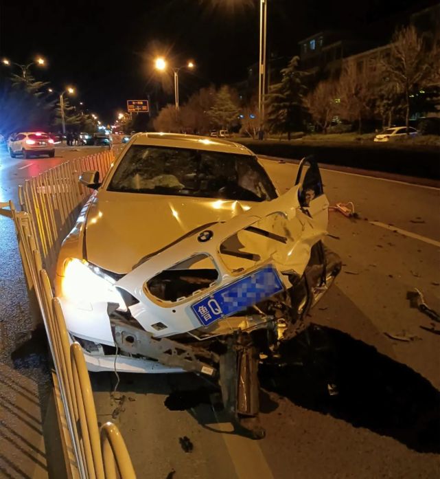 沂水東環路寶馬和別克撞了現場慘烈