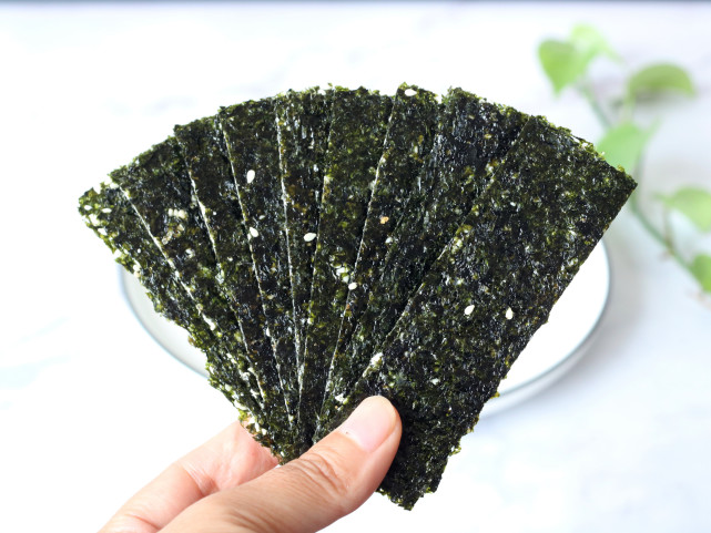 想吃海苔不用出去买了,自己在家也能做,孩子小零食的首选