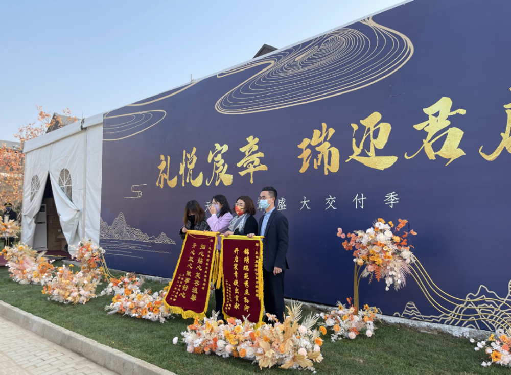 显然是后者,我们去的那天早上,恰好赶上了一个温馨的画面:新盘的交付