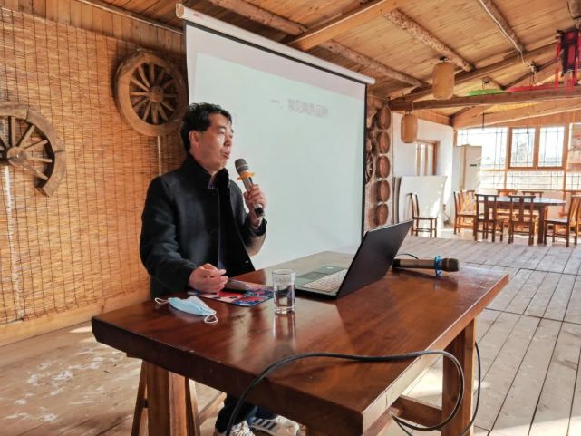 河南科技大学杨英军教授到黄河神仙湾讲解桃种植栽培技术