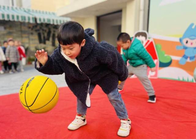 拍皮球,跳绳,爬行,这是孩子们的一分钟运动会
