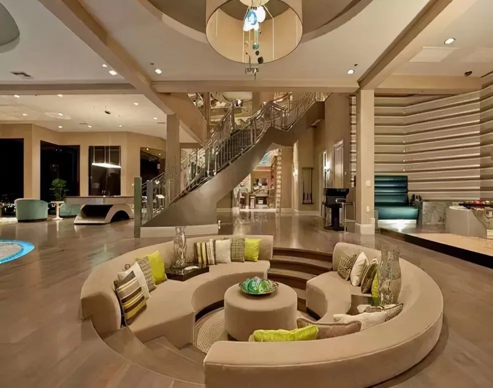 除了颜值超高外,这种下沉式客厅还可以作为孩子的游戏区,地面铺上地毯