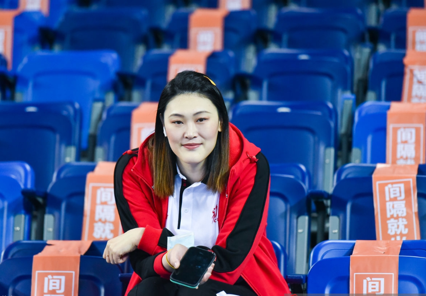 王一梅现身女排联赛干练大方身材颜值变化大变得更漂亮啦