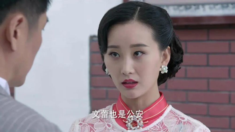 袁山和谢音梦来到西餐厅外,恰巧碰到了李文蕾,袁山对李文蕾的身份表示