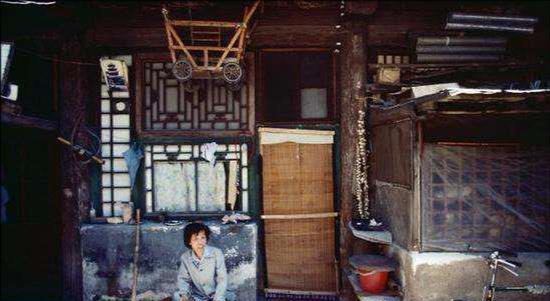 外国人拍摄的1983年时期中国老照片：80年代的城市人们原来是这样子七十年代语文课本图片