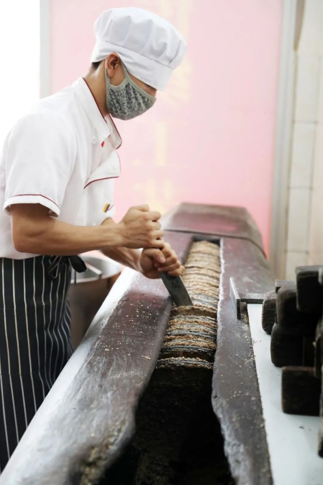 榨油厂老板是土生土长的罗定人,其父亲就是从事木榨花生油的.