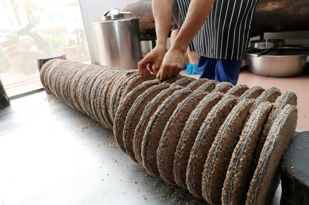 榨油厂老板是土生土长的罗定人,其父亲就是从事木榨花生油的.