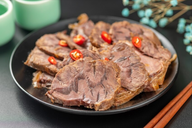 酱牛肉放到冰箱里,其实还能保存个几天,留着慢慢吃,切一盘拿来下酒