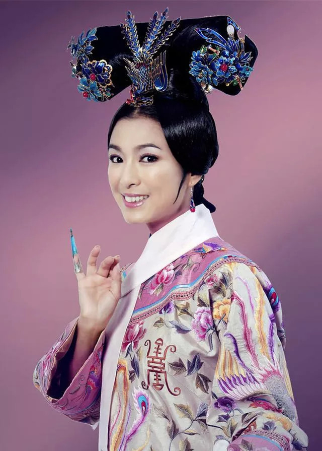 康熙的第三位贵妃,也是 妻妹,历经康熙雍正乾隆三朝,是养育乾隆的皇