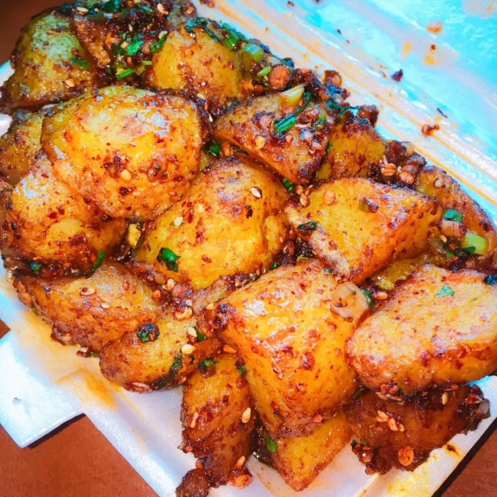 小编第一时间想到的,是二校门口的洋芋坨坨,炸至金黄的土豆从油锅里捞