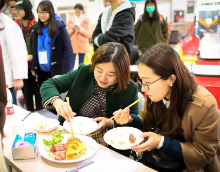 上海某高校吃饭也要分等级，“正教授专用”引争议，学生不乐意了