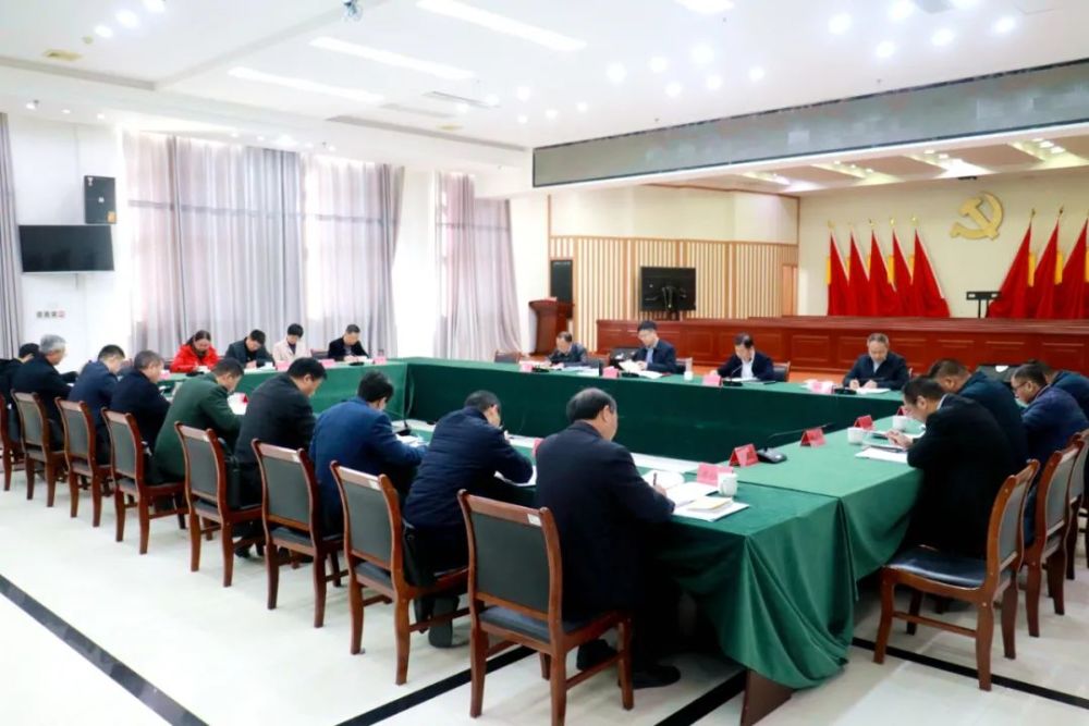 县委理论学习中心组召开学习会