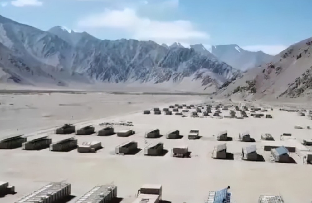 印军在中印边境"炫富",40万一顶的大棚驻守,解放军不忍直视_腾讯新闻