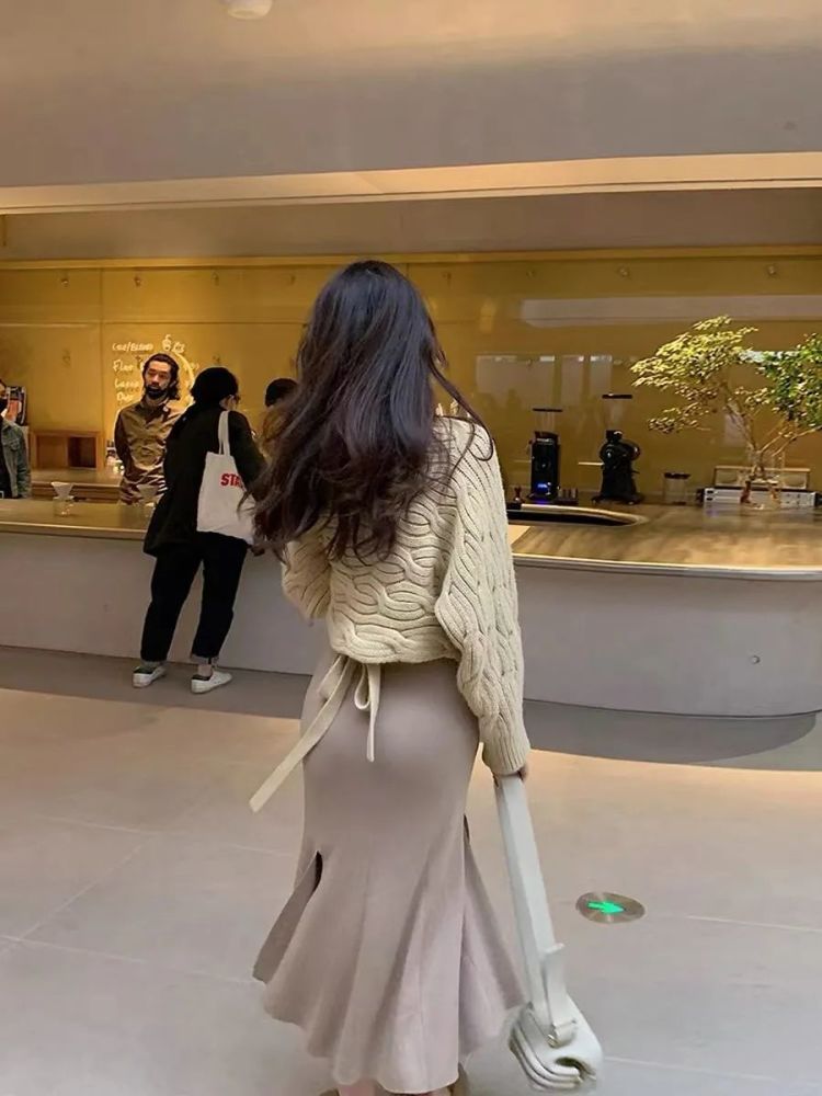 比如很多身材闻风丧胆的包臀裙,沙漏型身材穿上反而是加分项!