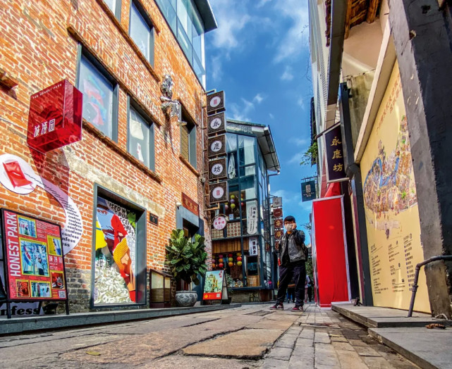 "清晨,阳光刚爬上恩宁路街边的外墙,路两旁老屋中走出的老街坊彼此问