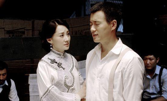 因为是自幼恋爱,婚后的冯庸和龙文彬生活的很是甜蜜,龙文彬也没让冯庸