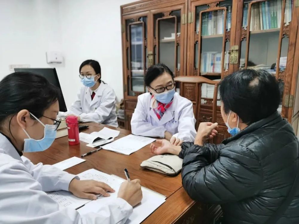 医学硕士,江苏省中医院消化科主任中医师,教授,硕士研究生导师.