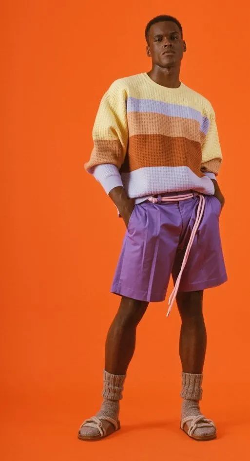 在时尚品牌的lookbook里,皮肤黝黑的模特驾驭橙色系服装,也一样出彩.