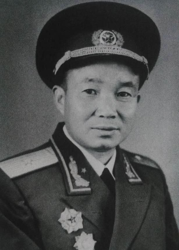 授衔,原上海市老闸区区长;陈伟达,未授衔,原中央政法委副书记;邱相田