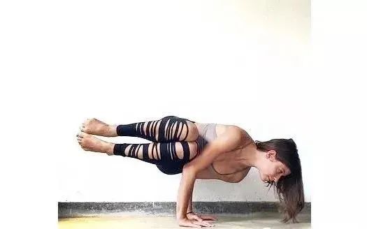 瑜伽乌鸦式的 9 个变体,可惜我一个也不会