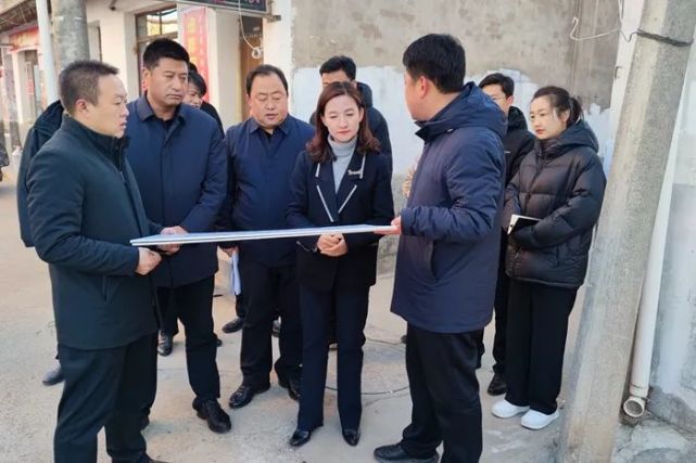 王蕾在城关初中棚改项目片区进行实地调研,详细了解棚