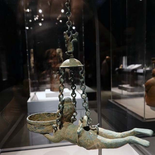 废品收购站回购的一盏汉代吊灯两个细节让人感觉怪怪的