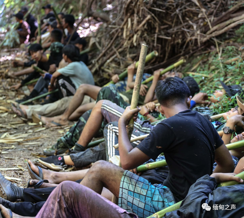 電影中他是緬甸軍隊的首任領導,現實中,他拿起武器對抗緬甸軍隊