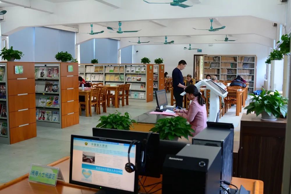 并实现总分馆图书通借通还,实行自动化管理,各阅览室均实行开架借阅