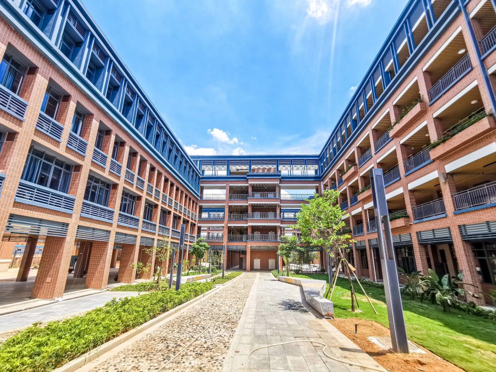 除此之外,广州市二中科学城校区,玉岩中学等市内省级学校云集项目周边