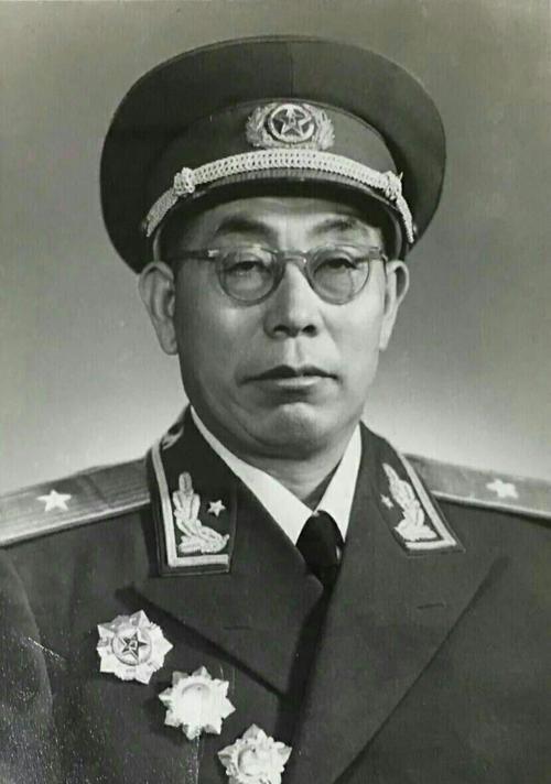 还有:钟发生少将,原南京军区副参谋长;曹玉清少将,原山西省军区副司令