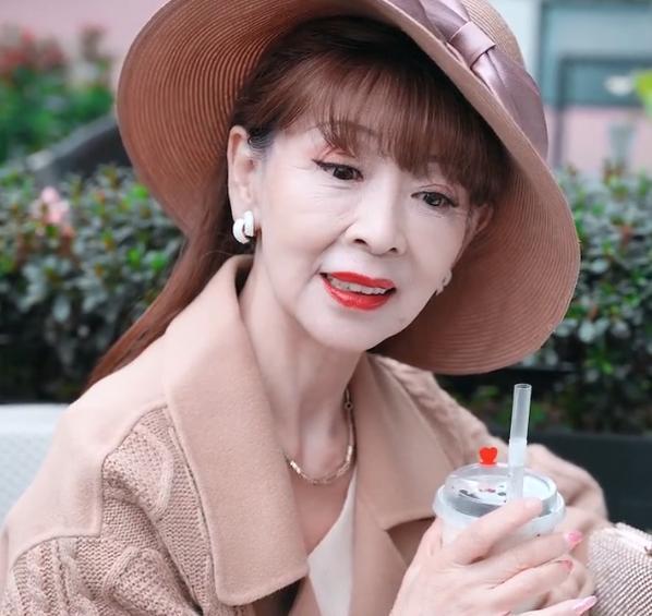 虽然脸上有一些岁月的痕迹是没法抹去的,但是汪奶奶