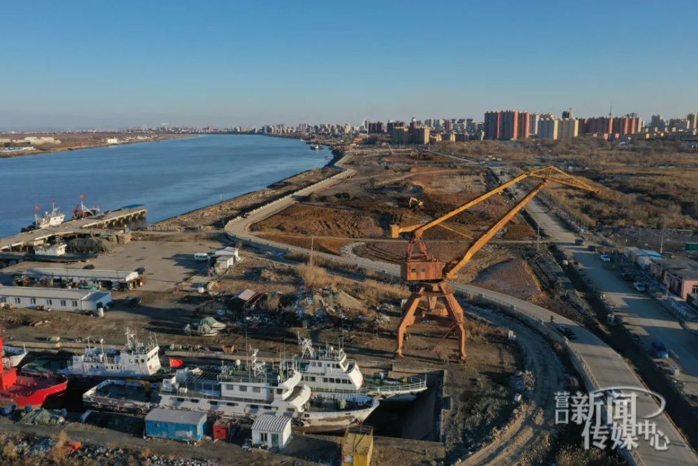 竣工后,沿路行驶,营口市湿地公园的景致将尽收眼底.