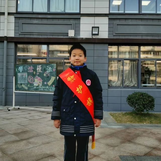 护旗手为许璟发和王欣然,主持人为魏鬿辰和石婉妤.