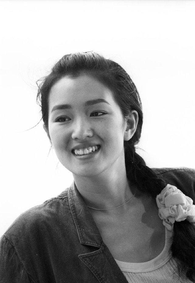 巩俐:年轻时有多美?童颜玉女"蚂蚁腰",微微一笑最难忘插图1