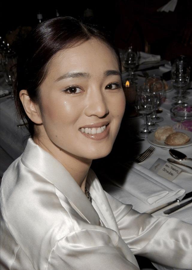 巩俐:年轻时有多美?童颜玉女"蚂蚁腰",微微一笑最难忘插图3