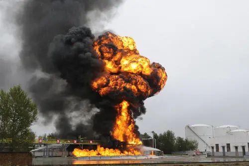 突发中石化一分公司着火现场浓烟滚滚