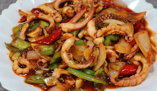 大厨教你鱿鱼这么做才最好吃,刀工行云流水,出锅鲜嫩爽口无腥味