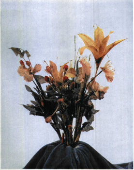 这束绢花1973年出土于阿斯塔那187号古墓,出土时完好无缺,色彩鲜艳