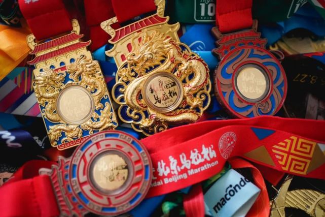 小伙靠一根绳跑全程马拉松,奖牌挂满墙