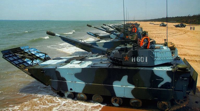 中国05式vs美国aav7两栖战车火力对比大炮对机枪美军毫无优势