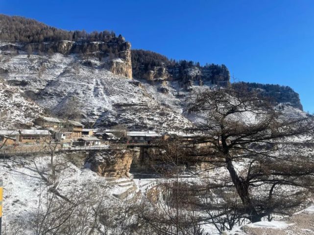 受天氣變冷和道路結冰影響,蘆芽山景區部分景點已閉園,現正常開放景點