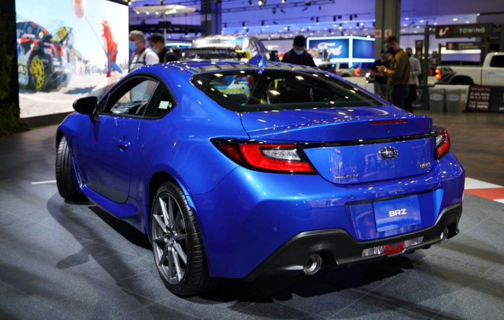 分段式腰线设计很圆润,并且新款车型提供了全新设计的熏黑式轮毂,并