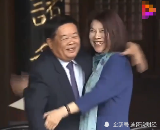 主持人问董明珠漂亮么曹德旺起身一个动作引得全场掌声不断