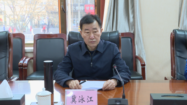 县委常委,组织部长,县委巡察工作领导小组副组长孟利伟主持会议.